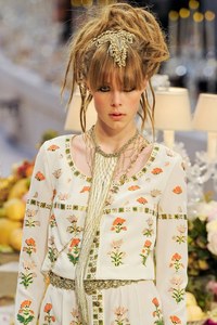 edie_chanel_paris_bombay_prefall12_vogue_3.jpg
