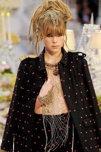edie_chanel_paris_bombay_prefall12_vogue_4.jpg