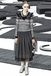edie_chanel_ss11_vogue_1280_1.thumb.jpeg.378dd3be1f7da71f8bf3247a68f78434.jpeg
