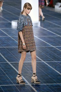 edie_chanel_ss13_dazed.thumb.jpeg.913ef62eea8c471a82ff45f197338f0d.jpeg