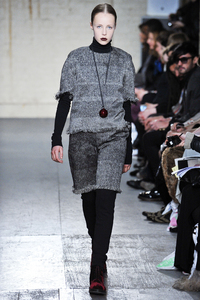 edie_fashion_east_aw10_vogue.thumb.jpg.9f7b7a7f73be56aa517f4711212552bc.jpg