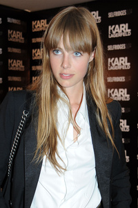 edie_karl_lagerfeld_selfridges_24jul12_marieclaire.thumb.jpg.1f83e3c71c431ca28f3e79e29c168743.jpg