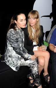 edie_karl_lagerfeld_selfridges_24jul12_popsugar_3.thumb.jpg.bbb88b4d4eb8a01b69460ec30dfe4f5a.jpg