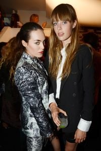 edie_karl_lagerfeld_selfridges_24jul12_vogue_2.thumb.jpg.96df1a79db7b5e26cf1c8f1a9dccfec4.jpg