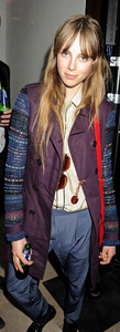 edie_lcm_17jun12_burberry_1.thumb.jpg.386095873e7d59bdf67495c44ad891f9.jpg