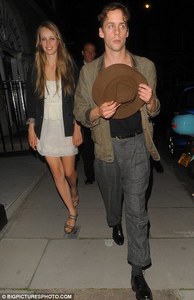 edie_louis_vuitton_bond_street_25may10_dailymail.thumb.jpg.2752c0b99456f3435b516e4b09e3d641.jpg