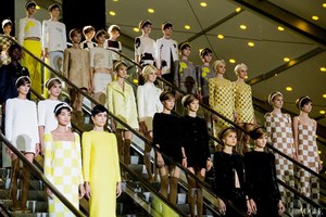 edie_louis_vuitton_ss13_vogue_4.thumb.jpg.41eca7599554a393b90239813b00f41d.jpg