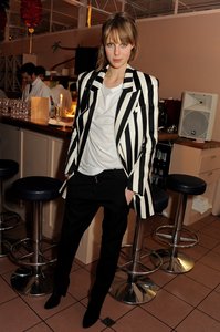 edie_love_balmain_christmas_18dec12_popsugar.thumb.jpg.4d054b0f780179e015e5d018e2cce3fb.jpg