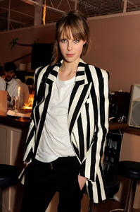 edie_love_balmain_christmas_18dec12_vogue_2.thumb.jpg.1e7165fae582e1f3c230310b4705b522.jpg