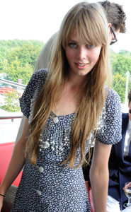 edie_magnolia_cup_28jul11_vogue_3.thumb.jpg.c60cc5d2b8d03a298b3fca4148ebf867.jpg