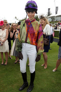 edie_magnolia_cup_2aug12_vogue_2.thumb.jpg.0b7f2c0ae83ae3c83a981aeb2b02753c.jpg