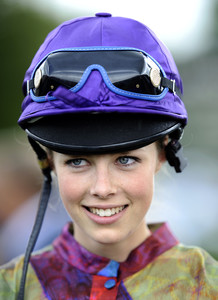edie_magnolia_cup_2aug12_zimbio.thumb.jpg.24d210c2e1cc8d29e4591bc44a25e10a.jpg