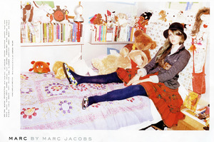 edie_marc_by_marc_jacobs_aw09_zinio_1.thumb.jpg.ae9fd9ed851558b9f78049c71c8f8a7b.jpg
