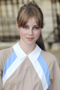 edie_royal_academy_2jun11_zimbio_1.thumb.jpg.4b50d7ebd58fdb1ff9eedb68375d70b9.jpg