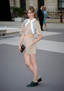 edie_royal_academy_2jun11_zimbio_3.thumb.jpg.9067e482b6519af30177a686011a1bc9.jpg