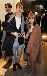 edie_sandro_boutique_25nov10_popsugar.thumb.jpg.38640d5a77bd987f5e8ed55587fa0d67.jpg