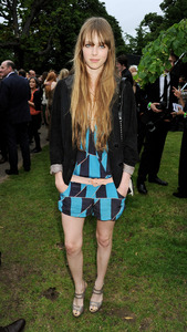 edie_serpentine_gallery_26jun12_leonmaxofficial.thumb.jpg.167200ef922d3eeaaf94cd63a854ab3c.jpg