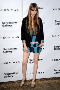 edie_serpentine_gallery_26jun12_popsugar.thumb.jpg.70b2f2939c3622467b09d264ea5c2d7e.jpg