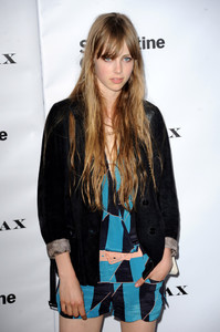 edie_serpentine_gallery_26jun12_zimbio.thumb.jpg.07e092c0c7226ce0756269f10d978923.jpg
