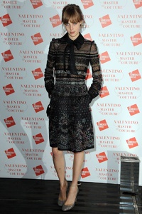 edie_valentino_master_28nov12_vogue.thumb.jpg.0f86edc92f2670ba982c526a19a055c3.jpg