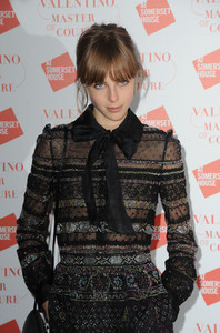 edie_valentino_master_28nov12_zimbio.thumb.jpg.2183eeec2714697476c95e464c6d0fdc.jpg