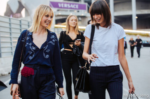 edie_versace_ss17_thenycstreets.thumb.jpg.a030a7a3aea01cdf90dcda56e41b9005.jpg