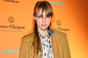 edie_veuve_clicquot_1may12_grazia.thumb.jpg.c097411401953f80b89a07325a5e2243.jpg