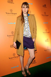 edie_veuve_clicquot_1may12_vogue_1.thumb.jpg.4e821b8b1a188b66261fb126adf6087e.jpg