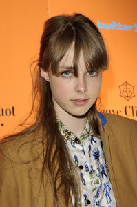 edie_veuve_clicquot_1may12_zimbio.thumb.jpg.3a5a8217b82ca85107300def3e3aec9e.jpg