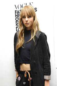 edie_vogue_fno_6sep12_zimbio.thumb.jpg.ac7c51b2a39b4fec8a47da3facbfc468.jpg