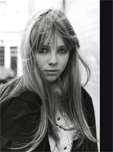 edie_vogue_italia_mar10_voguette_4.thumb.jpg.29ea4f2aa853b615d10d34f86f8dcb0f.jpg