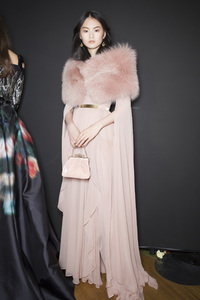 elie-saab-hc-bks-m-rf17-0983.thumb.jpg.4980595cf363a97acdeabcff296e4c9b.jpg