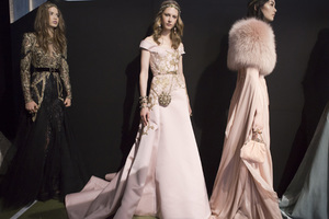 elie-saab-hc-bks-m-rf17-1131.thumb.jpg.4860eca63e5a94f03becd8d8cab0d197.jpg