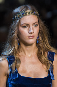 elie-saab-hc-clp-rf17-0474.thumb.jpg.da6b5aee12369921bcbece1bcda8d946.jpg