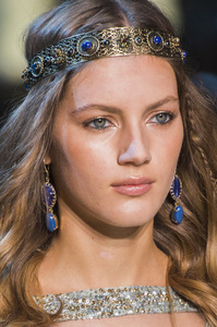 elie-saab-hc-clp-rf17-0818.thumb.jpg.c95d614b1701a9b3e68846520dfb1698.jpg