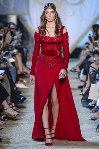 elie-saab-hc-rf17-0069.thumb.jpg.e1c2ccc1cc52f81060929439d32f0645.jpg