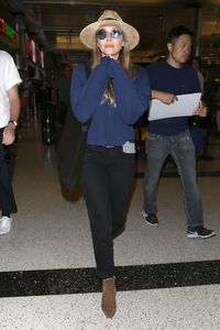 elizabeth-olsen-at-lax-airport-in-la-07-10-2017-5.jpg