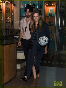 elizabeth-olsen-boyfriend-robbie-arnet-arrive-in-paris-01.jpg