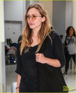 elizabeth-olsen-boyfriend-robbie-arnett-fly-to-paris-together-02.jpg