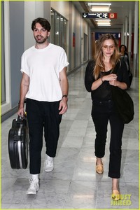 elizabeth-olsen-boyfriend-robbie-arnett-fly-to-paris-together-03.jpg