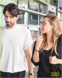 elizabeth-olsen-boyfriend-robbie-arnett-fly-to-paris-together-04.jpg