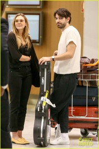 elizabeth-olsen-boyfriend-robbie-arnett-fly-to-paris-together-05.jpg