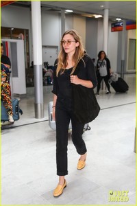 elizabeth-olsen-boyfriend-robbie-arnett-fly-to-paris-together-06.jpg