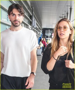 elizabeth-olsen-boyfriend-robbie-arnett-fly-to-paris-together-07.jpg