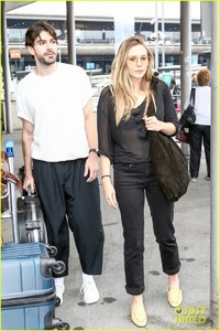 elizabeth-olsen-boyfriend-robbie-arnett-fly-to-paris-together-08.jpg