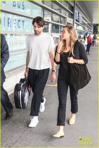 elizabeth-olsen-boyfriend-robbie-arnett-fly-to-paris-together-09.jpg