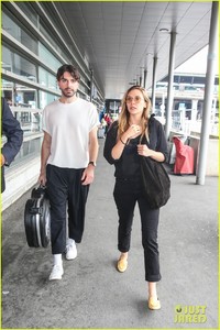 elizabeth-olsen-boyfriend-robbie-arnett-fly-to-paris-together-10.jpg