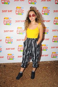 ella-eyre-just-eat-food-fest-at-the-red-market-in-shoreditch-london-07-13-2017-2.jpg