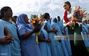 erstwhile-manual-scavenger-women-and-underprivileged-children-greet-picture-id182136492.jpg