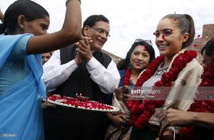 erstwhile-manual-scavenger-women-and-underprivileged-children-greet-picture-id182136543.jpg